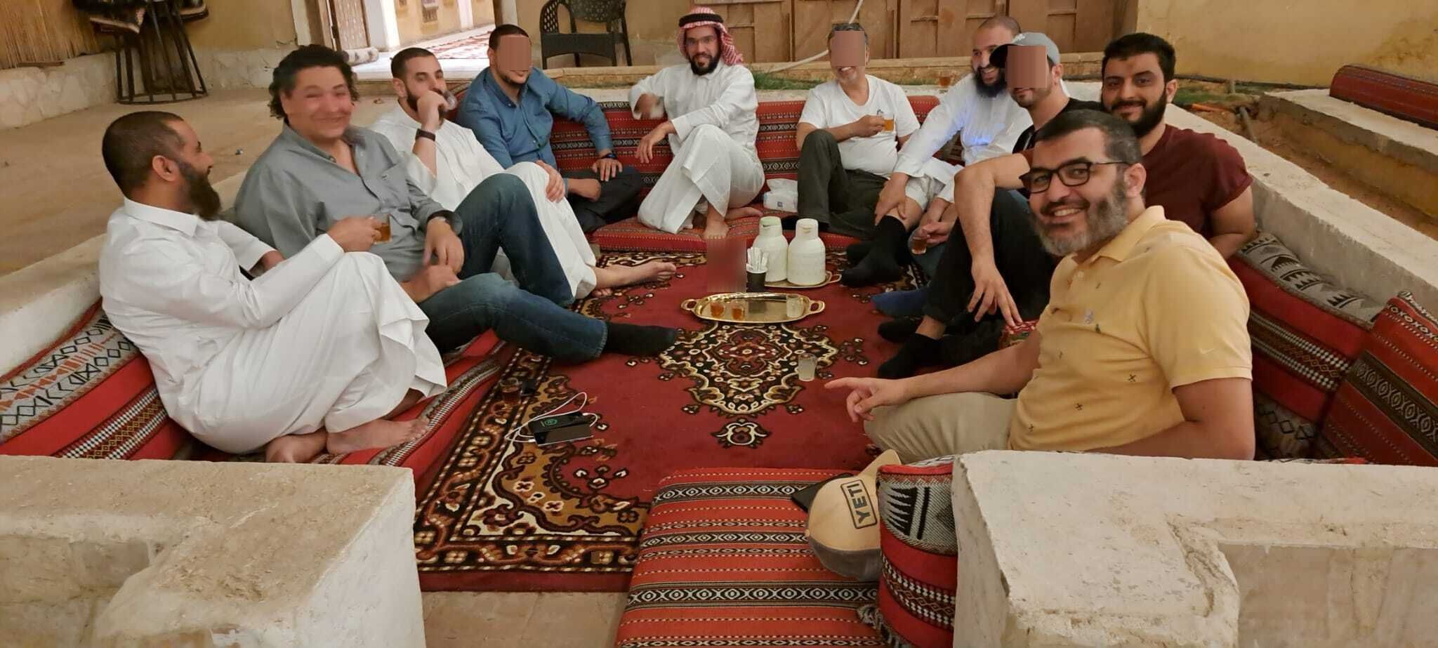 Famille regardant la formation ensemble